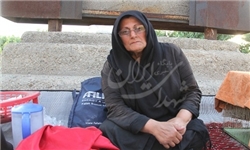 زندگی کردن خواهر شهیدی با فرزند معلولش در گوشه خیابان+تصاویر