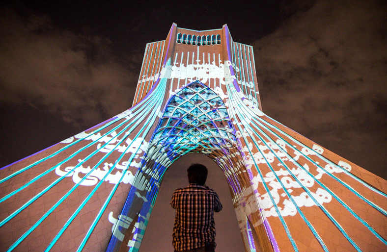 گزارش تصویری«نورپردازی برج آزادی تهران توسط هنرمند آلمانی»