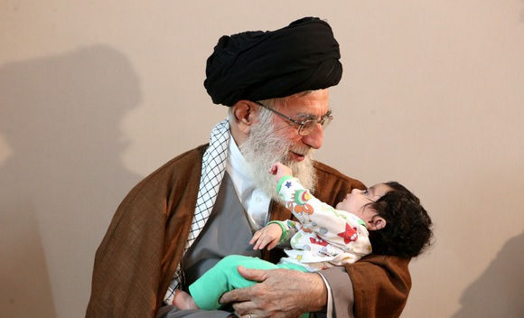تصاویر« حضور رهبر انقلاب در منزل سردار شهید حسین همدانی »