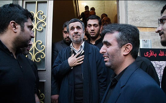 گزارش تصویری حضور احمدی نژاد در منزل مدافع حرم شهید عبدالله باقری
