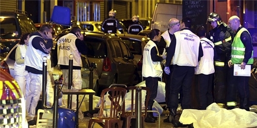 وضعیت پاریس از انفجار‌ات، تیراندازی و گروگان‌گیری‌های مرگبار/کشته شدن دست‌کم ۱۵۳ نفرو ۲۰۰ نفر زخمی/ داعش مسئولیت انفجارهای پاریس را برعهده گرفت/ سفر  روحانی به فرانسه لغو شد./اعلام وضعیت اضطراری در فرانسه