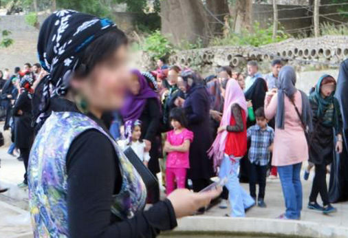 « گلونی » نماد حجاب و عزت زن لُر است نه نماد بی حجابی و بی حیایی/ مسئولان با آبروی زنان لرستان بازی نکنند