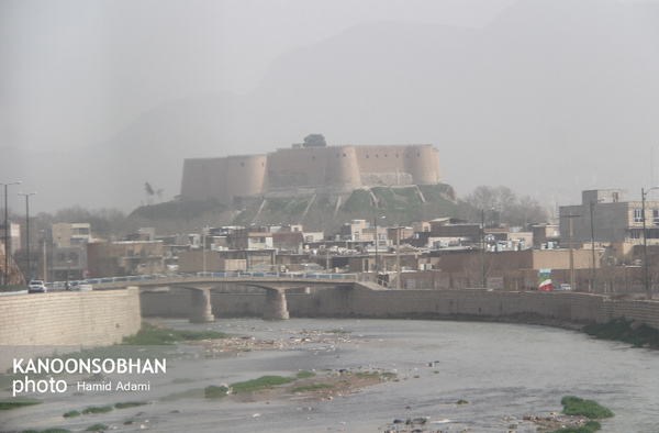 خرم آباد لرستان ایستاده در غبار / عکس