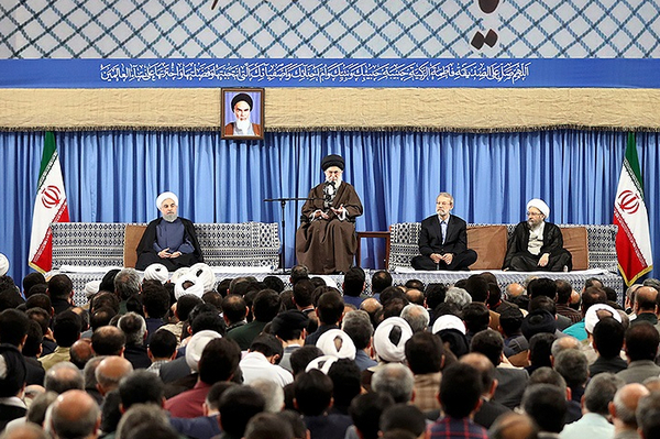 امام خامنه ای:کاندیداها به مردم قول دهند که برای بازکردن گره‌ها نگاهشان به بیرون از مرزها نباشد/ اتحاد و ایستادگی در مقابل زورگویان راه پیشرفت جهان اسلام است.