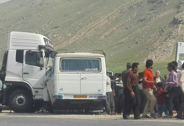 آخرین خبر از تصادف تریلی با مینی بوس در لرستان/11 نفر به بیمارستان کوهدشت منتقل شدند! + اسامی