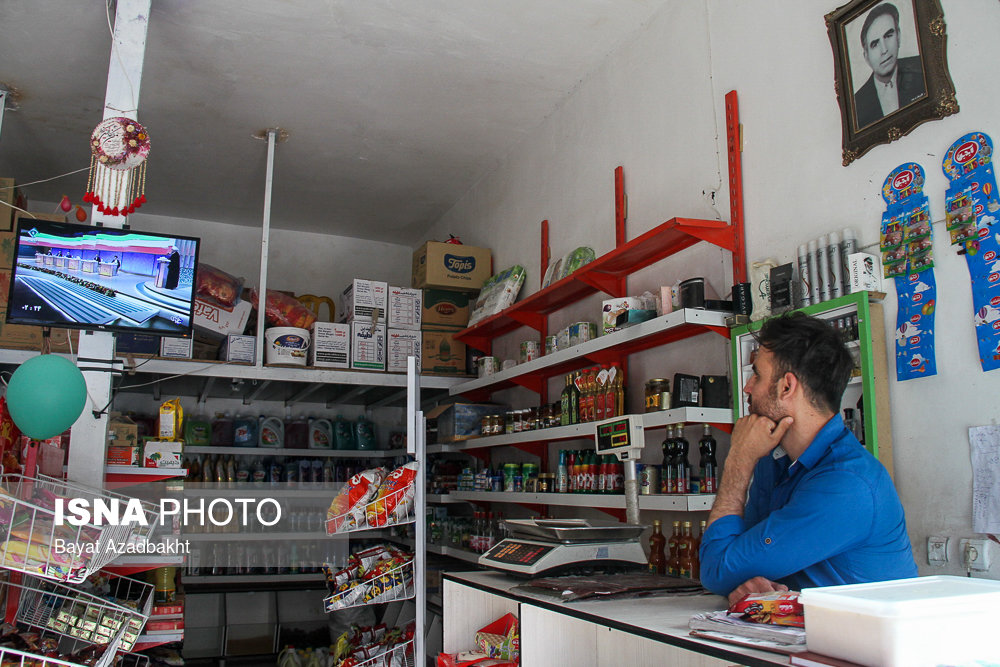 تماشای سومین مناظره تلویزیونی نامزد های انتخابات ریاست جمهوری در کوهدشت
