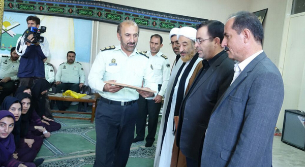 تصاویر مراسم «نواختن زنگ نیروی انتظامی و قرائت پبام مهر » در دبیرستان حضرت معصومه کوهدشت