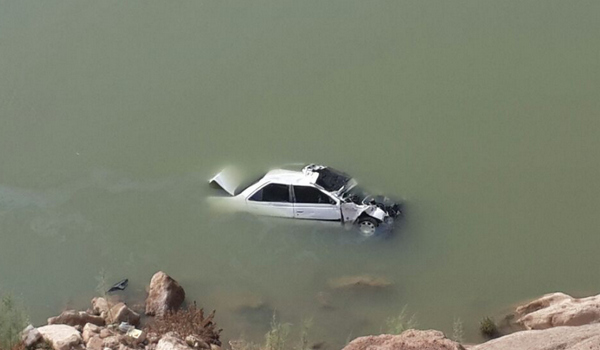 سقوط ماشین پژو به رودخانه کشکان+تصاویر