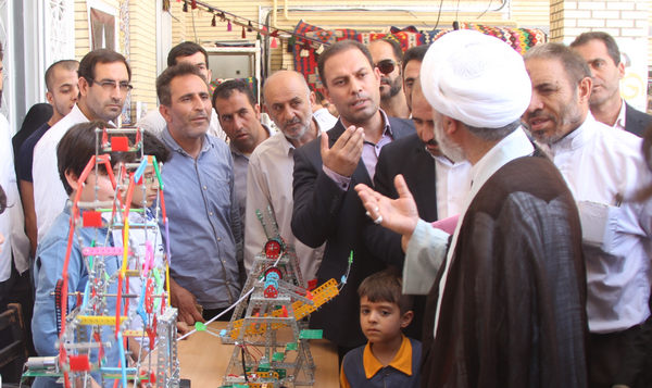 تصاویر نمایشگاه مرکز آموزش فنی حرفه ای کوهدشت در مصلای نماز جمعه این شهرستان/قبادی:غرفه رباتیک برای اولین بار در سطح استان برگزار شده است