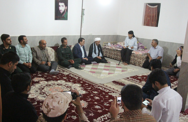 تصاویر دیدار مسوولان کوهدشت از خانواده شهیدان آزادبخت و کاظمی