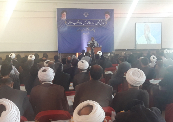 انقلاب اسلامی بر سر مواضع خود ایستاده است