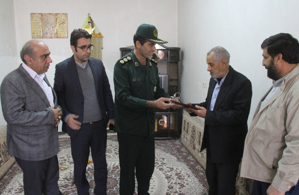 دیدار فرمانده سپاه کوهدشت با خانواده سه شهید+تصاویر