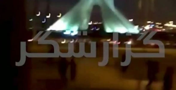 این فیلم را ببینید، لحظه شلیک خبرنگار من و تو به مردم