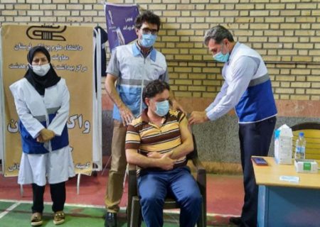 خبرنگاران کوهدشت واکسن کرونا تزریق کردند