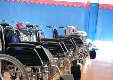اهداء 12 دستگاه ویلچر به معلولان کوهدشت توسط ستاد اجرای فرمان امام (ره)