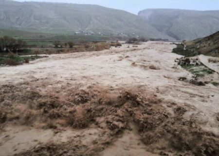 سیلاب راه ارتباطی 13 روستای کوهدشت را قطع کرد/ نجات ۳۰ گردشگر در منطقه شیرز