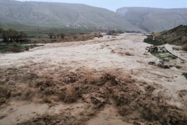 سیلاب راه ارتباطی 13 روستای کوهدشت را قطع کرد/ نجات ۳۰ گردشگر در منطقه شیرز