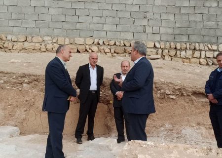 بازدید میدانی فرماندار از بقایای آتشکده دوران ساسانی