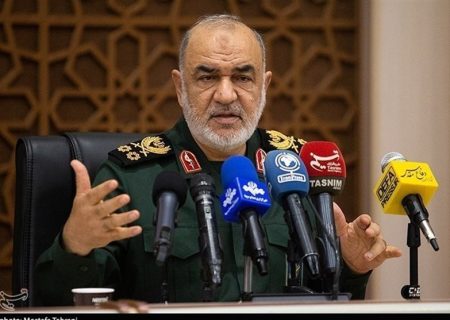 امام خامنه‌ای در مقابل قدرت‌های جهانی ایستاده است