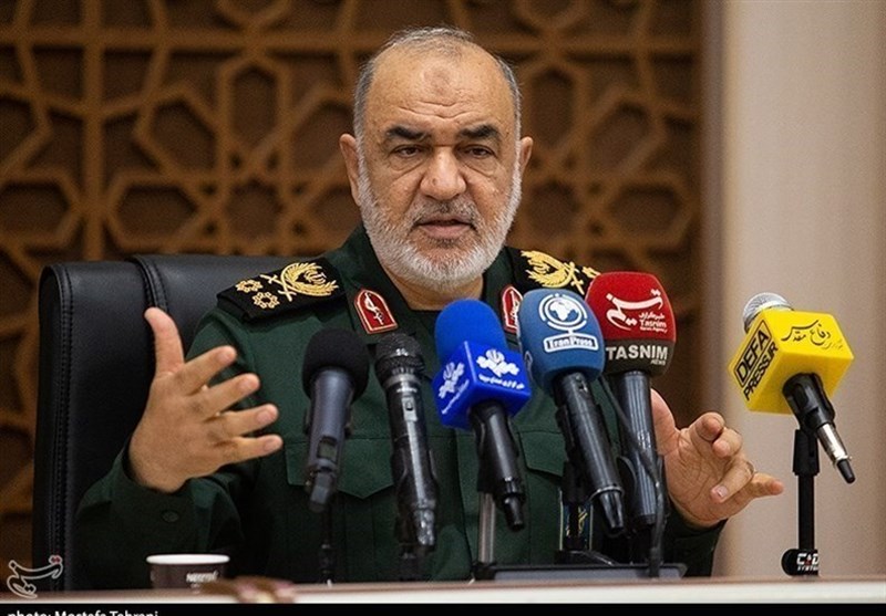 امام خامنهای در مقابل قدرتهای جهانی ایستاده است