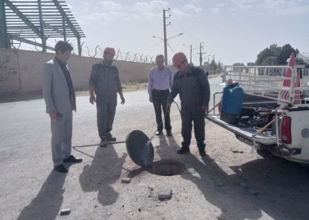 آغاز سمپاشی منهول های فاضلاب شهرستان کوهدشت