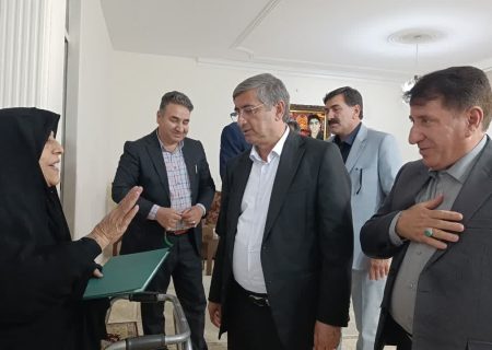 تجلیل استاندار لرستان و مسئولان از خانواده شهید مددی‌راد