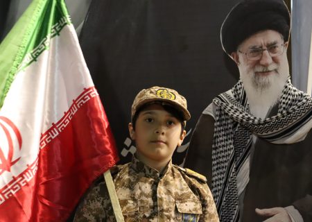 تصویر یادگاری با پدر شهید امت اسلامی
