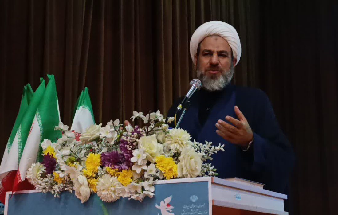 معلمان چراغ هدایت جامعه و ادامه‌دهندگان راه پیامبران‌ هستند