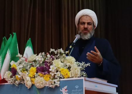 معلمان چراغ هدایت جامعه و ادامه‌دهندگان راه پیامبران‌ هستند