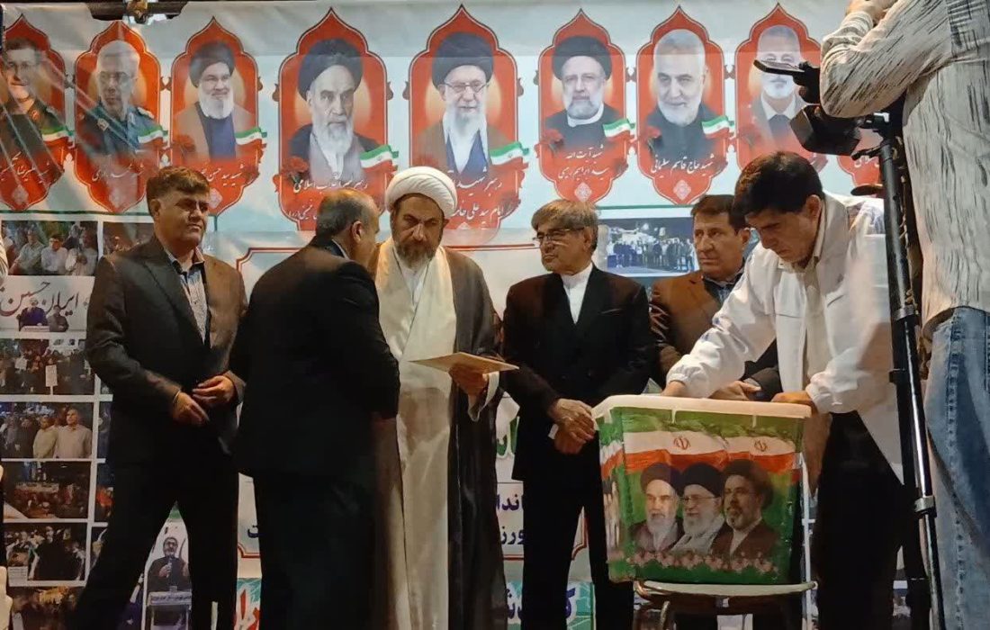 خیر کوهدشتی ۱۰۰۰ مترمربع زمین ورزشی اهدا کرد