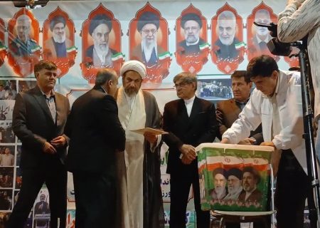 خیر کوهدشتی ۱۰۰۰ مترمربع زمین ورزشی اهدا کرد